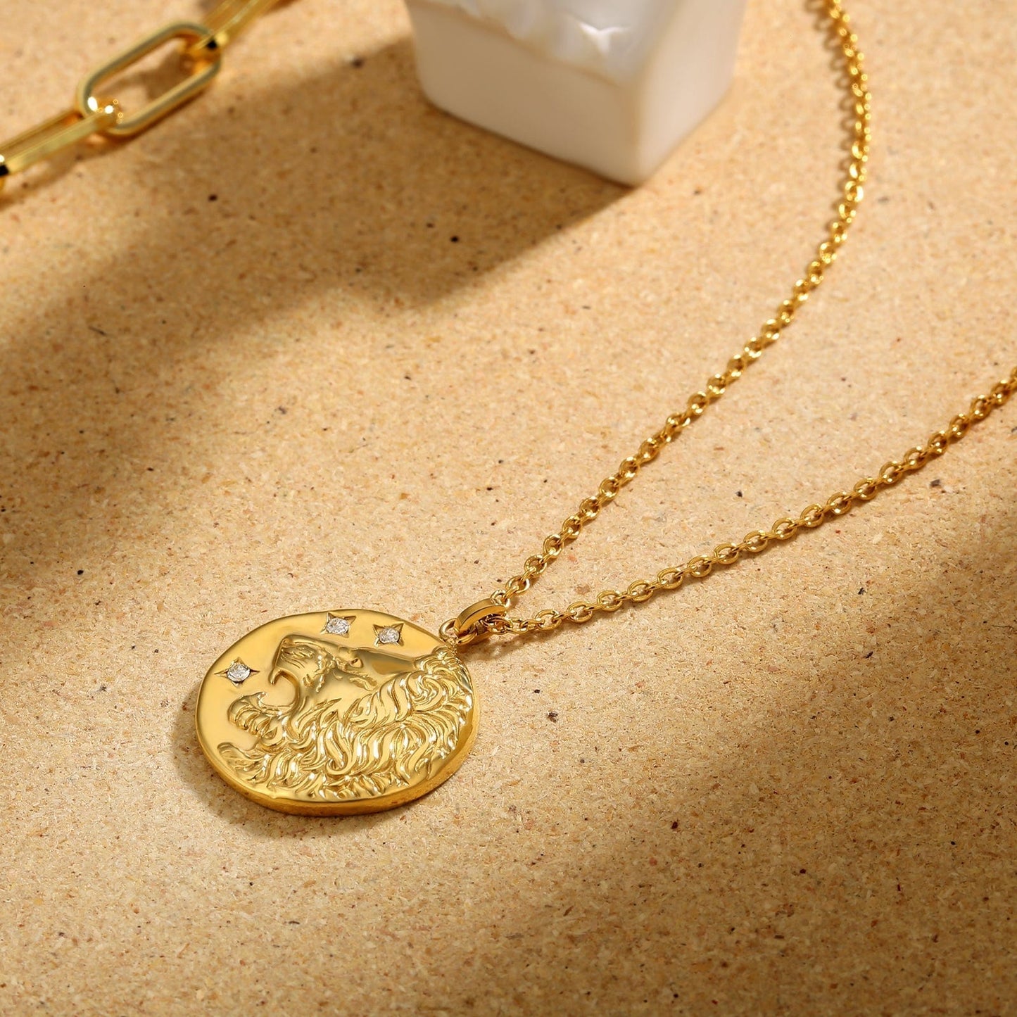 Wholesale Lion Gold Coin Pendant Necklace for Women